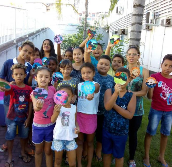 Dia de arte, cultura e diversão para crianças do projeto Favela Art, do Complexo do Alemão